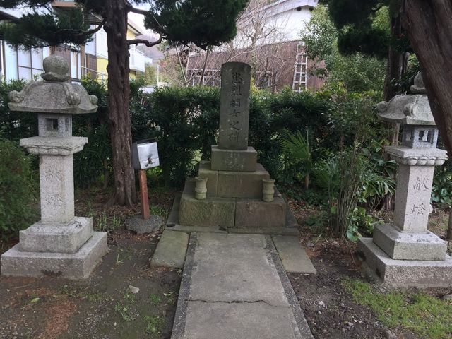 綱女の石像