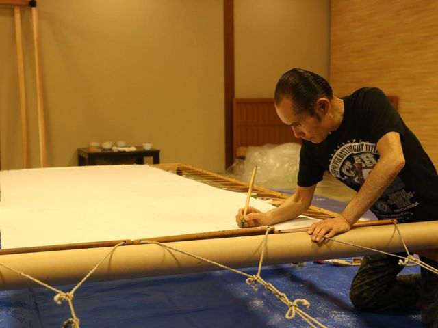 片岡鶴太郎氏制作風景_草津片岡鶴太郎美術館