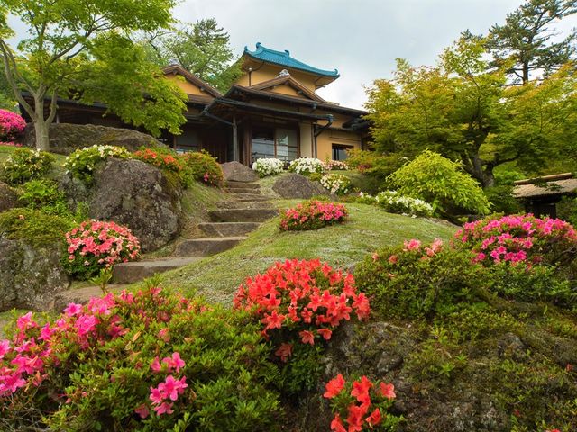 巨岩による石組みと渓流が流れる石楽園。_箱根美術館