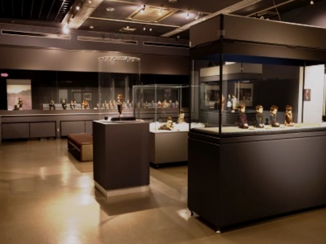 約100体の人形作品を展示中_河口湖ミューズ館