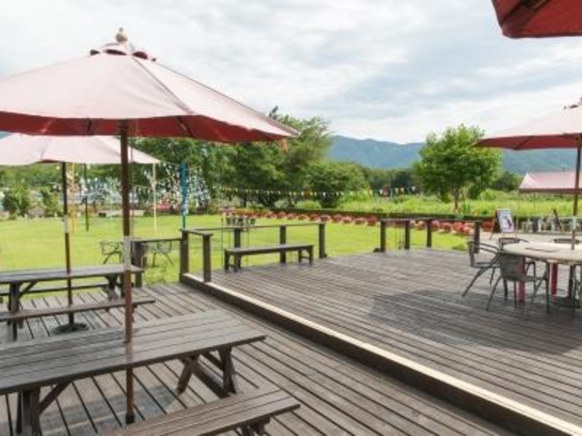 テラス席ではお食事やティータイムをどうぞ_河口湖ミューズ館