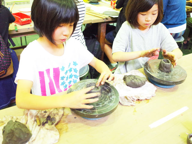 陶芸 手びねり 粘土をこねて好きな形に成形_藤野芸術の家