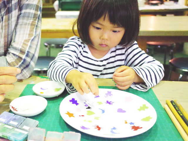 陶芸 上絵付け シールや専用の絵の具を使いデザイン_藤野芸術の家