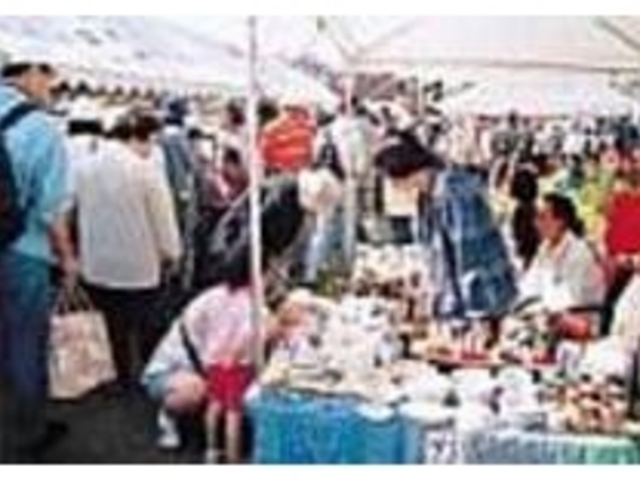 せとものを買いに来た客で賑わう会場_せとやき楽市