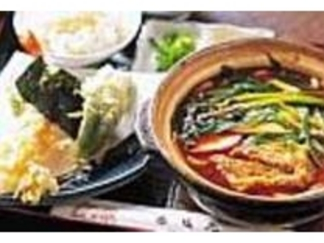欲張りな『天付みそ煮込み定食』が人気だ_赤坂庵