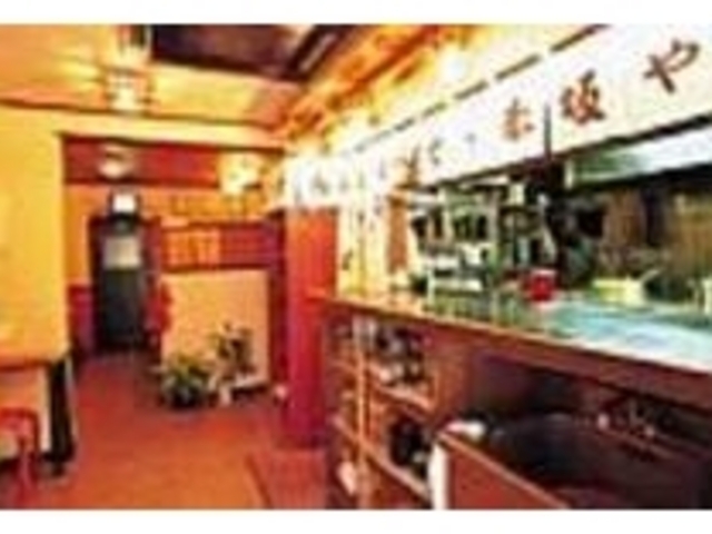 店内には、18のテーブル席がある_赤坂庵