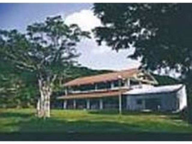 広々とした敷地の青い芝生が気持ちいい_ジュ・マール楽園