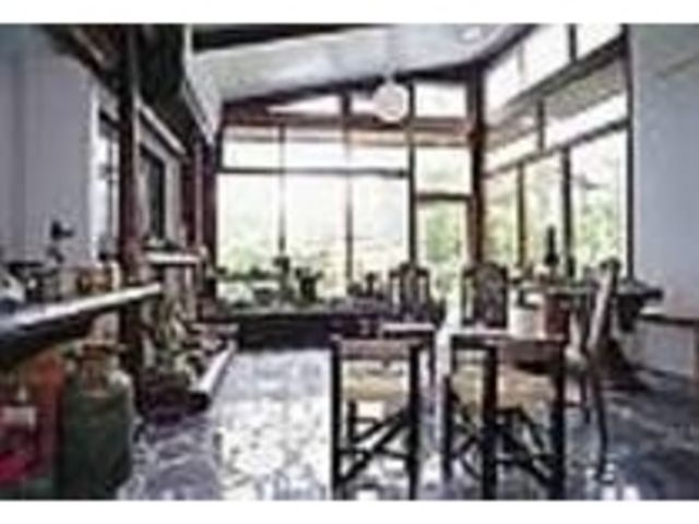 あたたかな日差しの差し込む店内でくつろぐ_アートクラフト 喜器