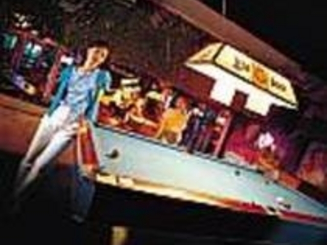 バーの作りはお洒落なアメリカンスタイル_空港通り(ゲート通り)