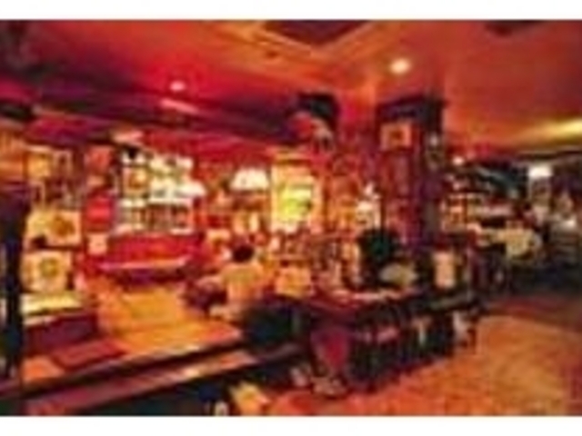 店内にはハリウッドスターの写真が_居酒屋 よし八