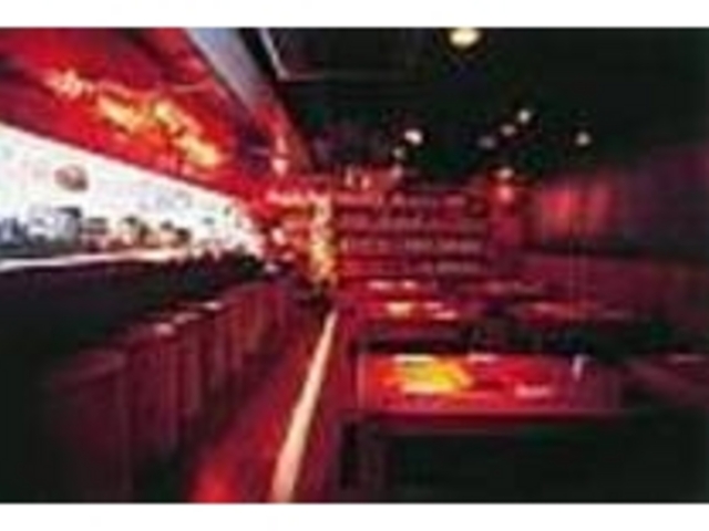 ジャズが流れる店内は一見ジャズバー_首里(SUI)