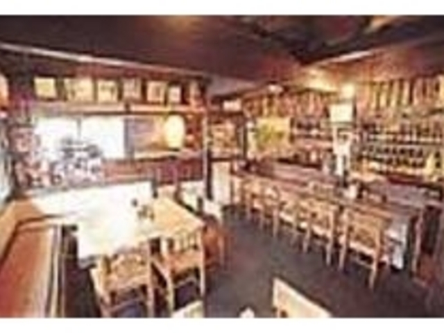 20人も入ればいっぱいのアットホームな店_郷土料理と泡盛の店 うみないび