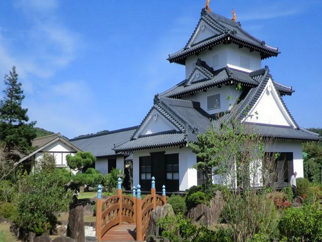 広い日本庭園で歴史気分にのんびり浸ろう_甲冑工房丸武