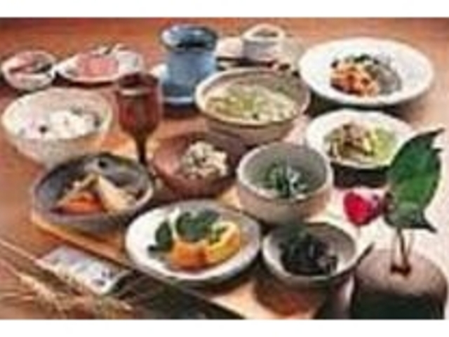器も全て地元作家の作品を使うこだわりぶり_薬膳茶房オーガニックごうだ
