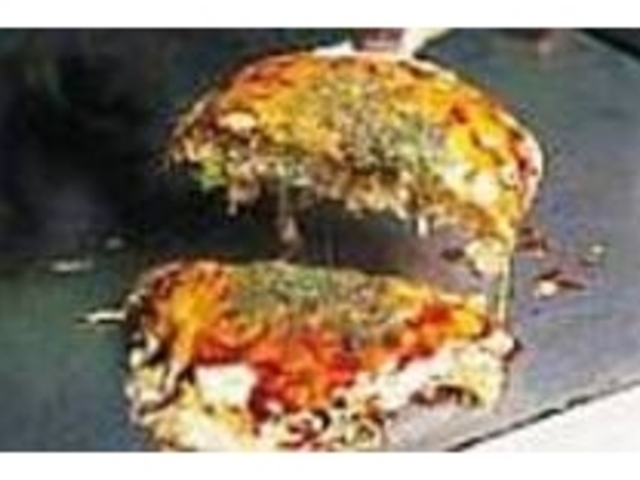 チーズのトッピングが女の子に人気が高い_お好焼き・鉄板焼きかたおか