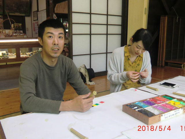 若いカップルさん、オリジナル和ろうそく作りに挑戦中です。_侍街道はぜのき館