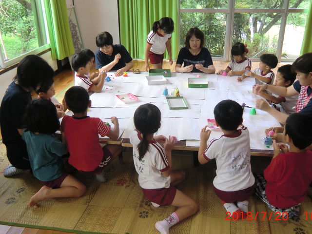 保育園の子供たち、がんばってパラフィンろうそく絵付け体験をしています。_侍街道はぜのき館
