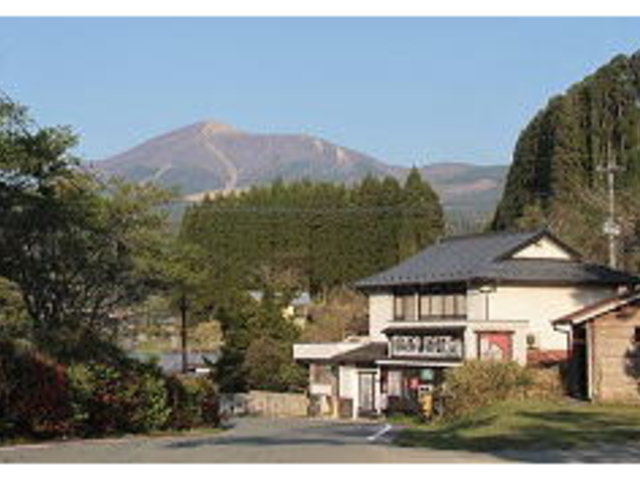 小国町の北里地区にあります。湧蓋山を望めるスポットにたたずむ古民家の中に須永博士の作品が飾られてあります。_須永博士美術館
