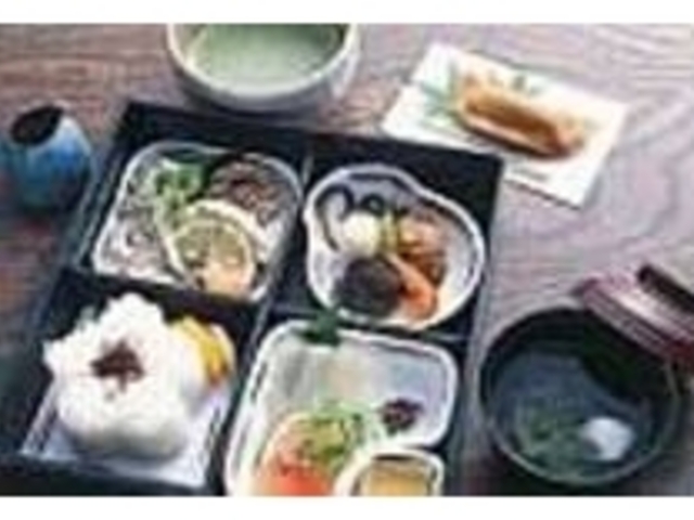 大魚の身や肝の湯引きをポン酢で頂く頭料理_茶房 御客屋