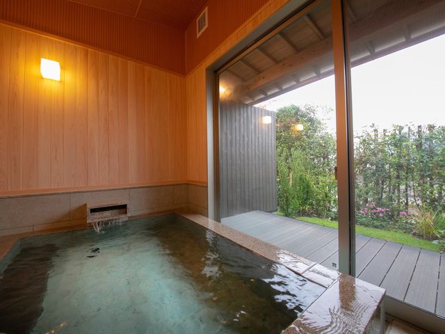 新設の貸切湯:福万の湯
テラスにチェアー_柚富の郷 彩岳館