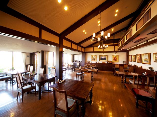 開放的なレストランからも由布岳が一望できます_柚富の郷 彩岳館
