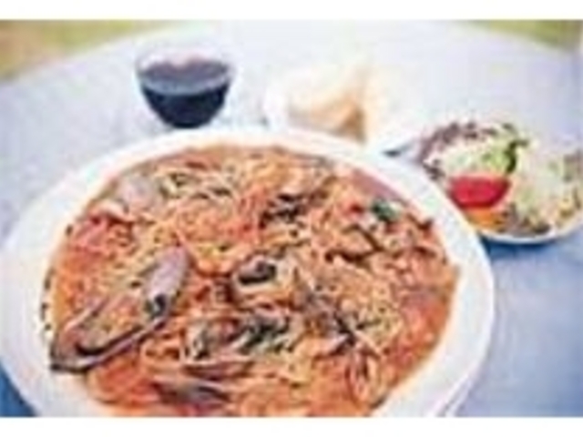 ボリューム満点の『具だくさんのパスタ』_カモメの洋食屋