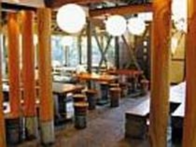 窓際の席では川を眺めながら食事が楽しめる_神埼麺工房 百年庵