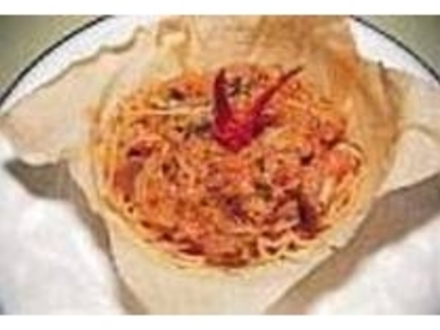 メインのパスタは春巻きの皮がお皿_ペペローネ