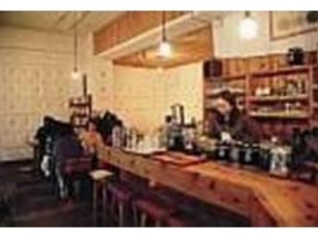 木の温もりあふれる店内は天井が高く開放的_ナフシャ