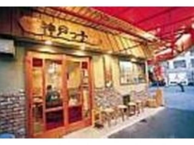 木とレンガをうまく使ったおしゃれな外観_神戸っ子 本店
