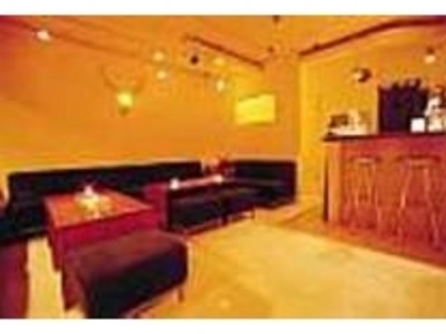 ソファ席もある落ち着いた感じの店内_Rookie Bar