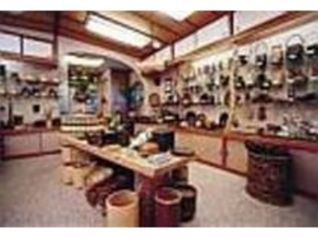 工房とギャラリーを兼ねた竹細工専門の店_有馬籠本店