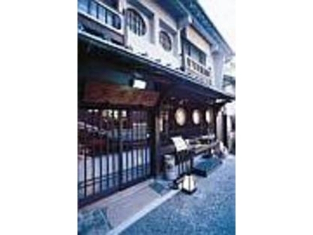 江戸時代を思わせる白壁と格子戸の茶房_茶院 葉名木