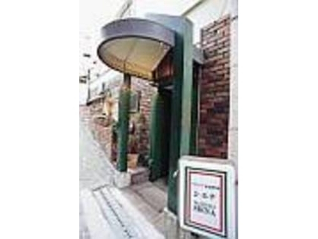 北野坂西側の路地にあるレンガ造りの店_トラットリア シエナ