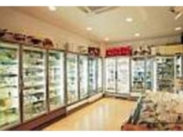 生ハム、ドライフルーツ、各種食材も揃う_チーズショップ カマンベール