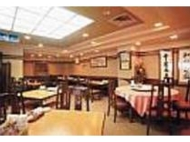 「千客万来」の筆文字や絵画を配した店内_中国料理 六甲苑