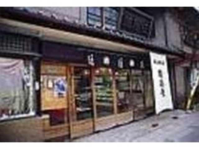 木造建築が老舗の風格を感じさせる_乃し梅本舗佐藤屋本店
