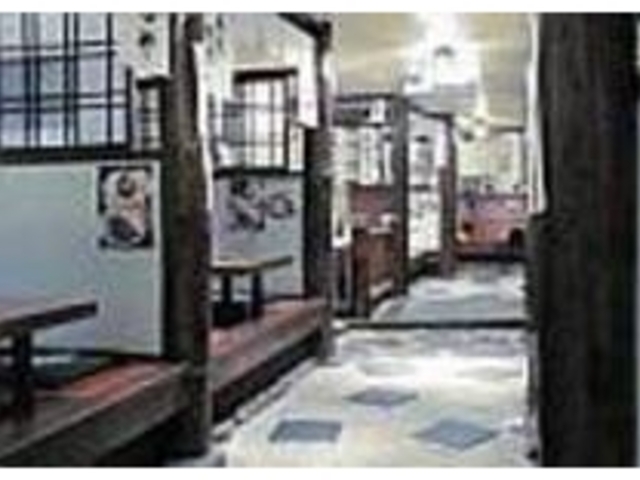 白壁と木の質感をいかした落ち着いた店内_民芸肉料理はや山荘