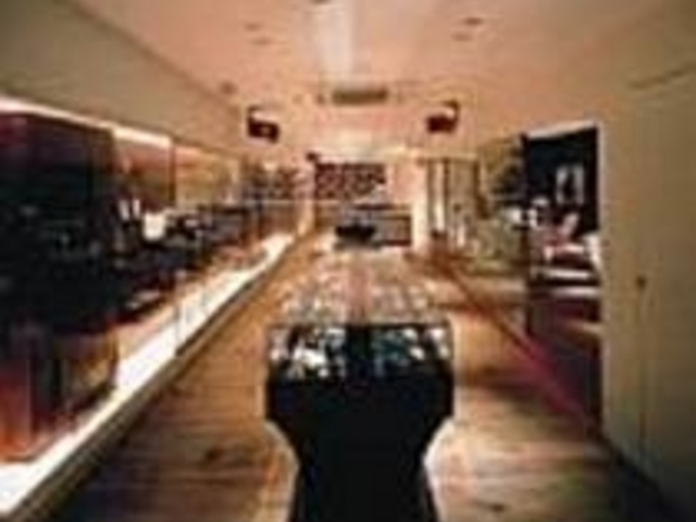 ロレックスが並ぶ近代美術館も顔負けの店内_A.M.I RX