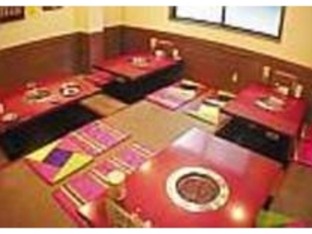 韓国を思わせるポップな色使いが目をひく_鶴橋駅前焼肉喜楽園