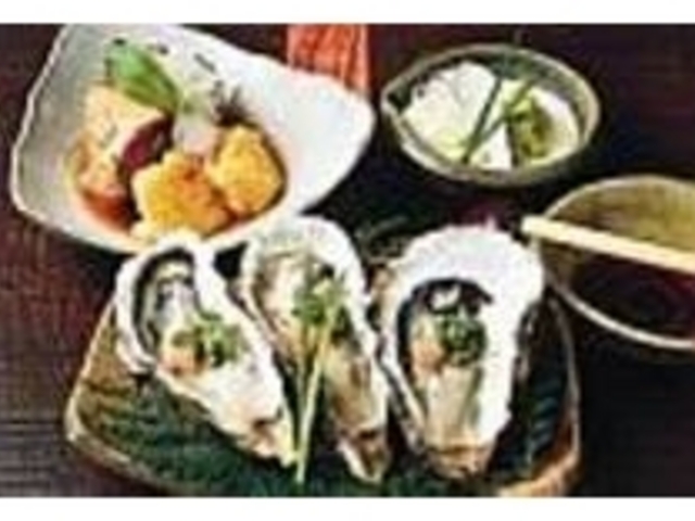 『殻付かきの香り蒸し』(手前)もオススメ_Kokoro