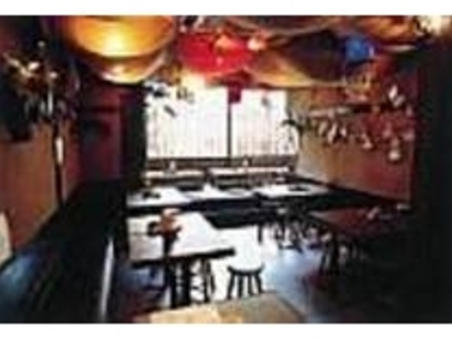 怪しいモノが目につく楽しい雰囲気の店内_おばけ食堂