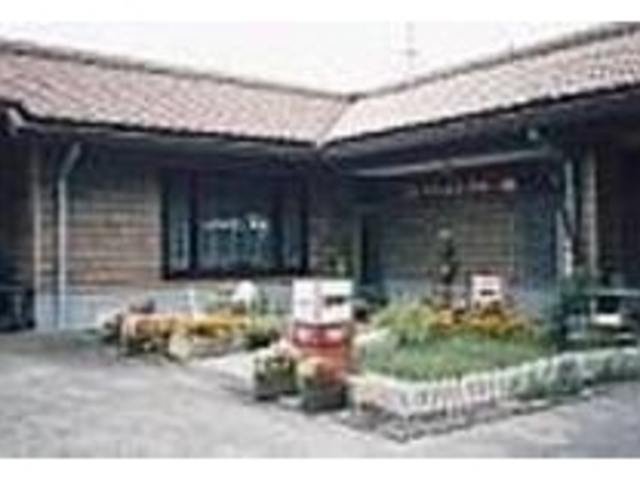 白い柵と可愛い花草が出迎えてくれる_お食事処ちゅうおう