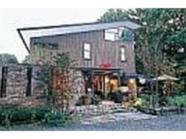 温かみのある木目とレンガが目印のお店_ダイニングカフェBorage