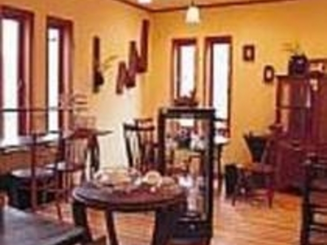 店内には手作りの明かりやインテリア雑貨が_じざい