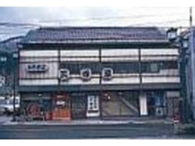 大きな窓からは箒川の流れも見渡せる_手打そば 三條屋