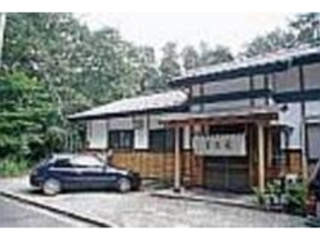 ひかえめに、静かな林の中に建っている_美乃福