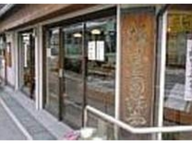 アメ色になった店先の看板が風格を漂わす_柏屋葛城堂