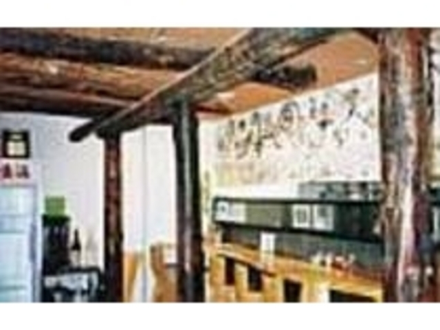 無垢材や古材をふんだんに使用した店内_春知