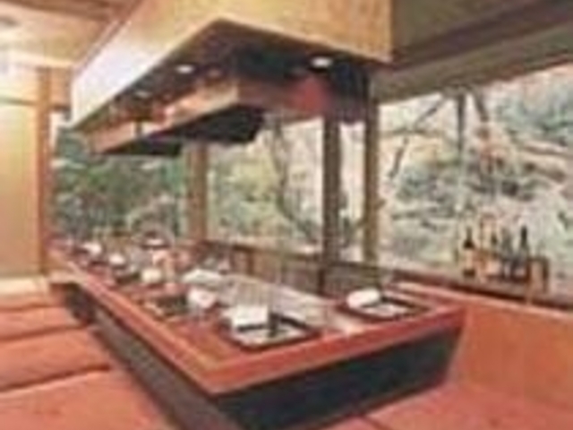 庭園を望む、掘コタツ式の部屋「庭の間」_淀川邸